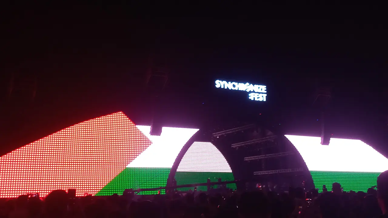 Hindia Kibarkan Bendera Palestina di Synchronize Fest 2025. (M Altaf Jauhar/ Liputan6.com)