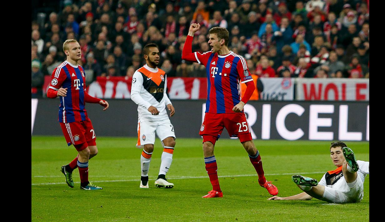 Penyerang Bayern Muenchen, Thomas Mueller merayakan selebrasi usai mencetak gol ke gawang hakhtar Donetsk pada leg kedua 16 besar Liga Champions di Allianz Arena, German (11/3/15). Bayern Munich Menang 7-0 atas Shakhtar Donetsk. (Reuters/Michaela Rehle)