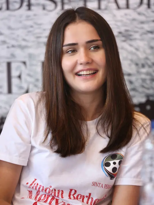 Senk Lotta hadir saat syukuran jelang proses syuting film Jangan Berheti Menyayangi Aku di kawasan BSD, Tangerang Selatan, Kamis (12/3/2020). (Adrian Putra/Fimela.com)