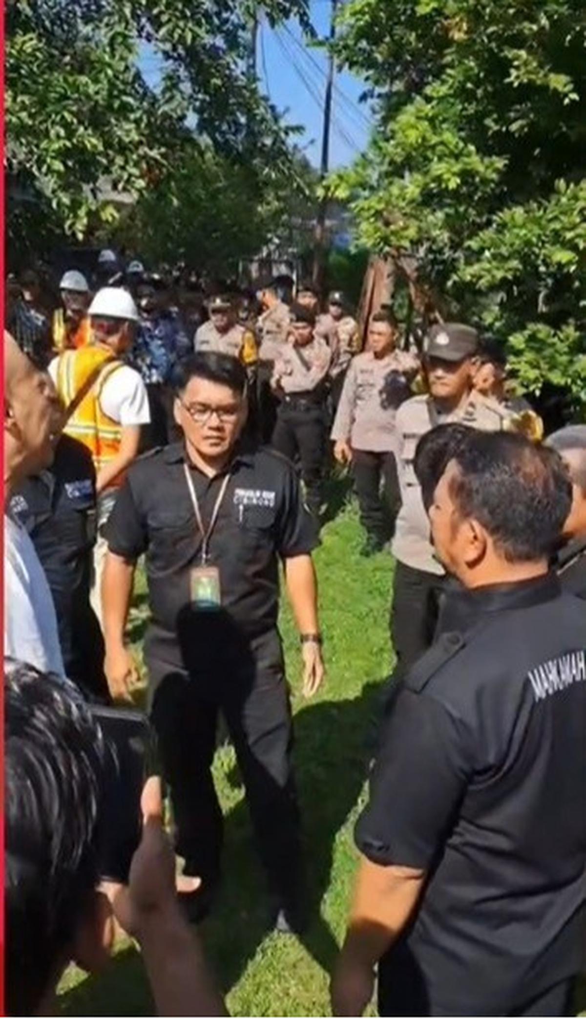 Detik-Detik Pembongkaran Paksa Rumah Atalarik Syach, Suasana Panas dan Tegang Dikepung Puluhan Aparat