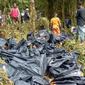 Sejumlah kantong jenazah berisi mayat korban pesawat Trigana Air yang jatuh di Oksob, Pegunungan Bintang, Papua, Selasa (18/8/2015). Pesawat yang membawa 54 penumpang tersebut ditemukan dalam keadaan hancur dan terbakar. (Istimewa)