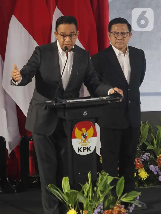 Capres-Cawapres nomor urut 1 Anies Baswedan (kiri) dan Muhaimin Iskandar menyampaikan paparan Penguatan Anti Korupsi untuk Penyelenggara Negara Berintegritas (Paku Integritas) di Gedung Merah Putih KPK, Jakarta, Rabu (17/1/2024). (Liputan6.com/Angga Yuniar)