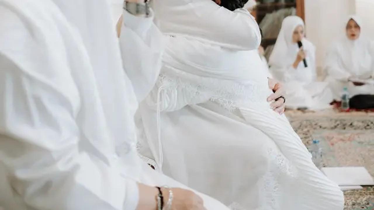 7 Foto Pengajian Jelang Pernikahan Anak Ikke Nurjanah, Kompak Menemani Bareng Aldi Bragi