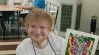 Ed Sheeran belajar membatik di Malaysia. (dok. @teddysphotos/Instagram/https://www.instagram.com/reel/C3xJ5XniUmN/?igsh=MWF1empwejJhczEzZQ==)
