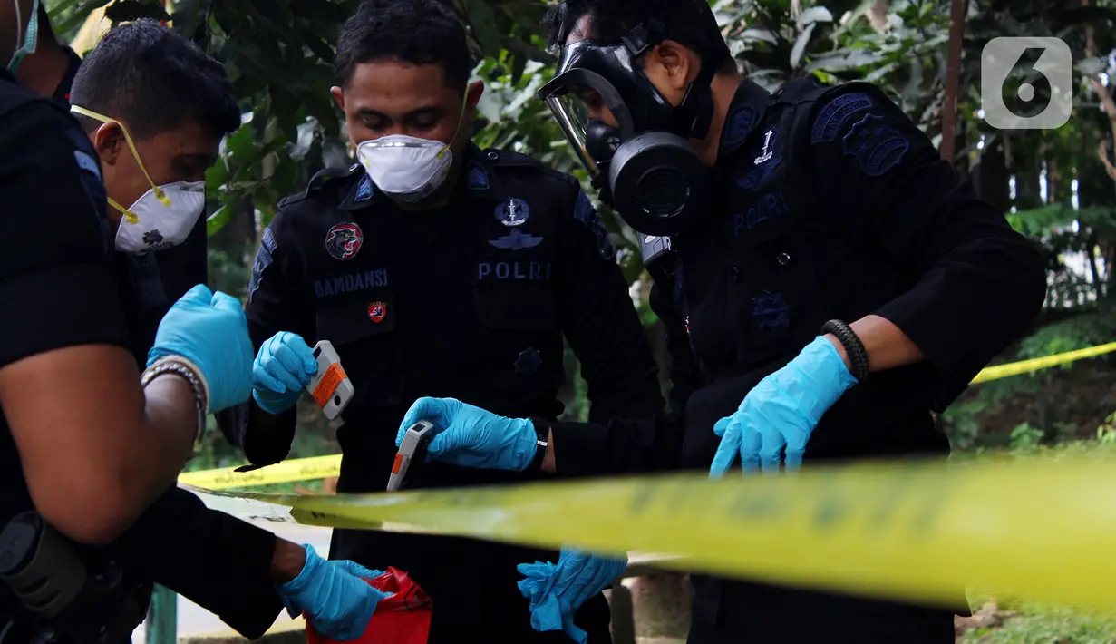 Tim Kimia Biologi dan Radioaktif (KBR) Gegana Polri seusai mengambil sampel tanah yang terpapar radioaktif di Perumahan Batan Indah, Tangerang Selatan, Sabtu (15/2/2020). Sebuah area tanah kosong di Perumahan Batan Indah, terpapar radioaktif jenis Cesium-137. (merdeka.com/Magang/Muhammad Fayyadh)
