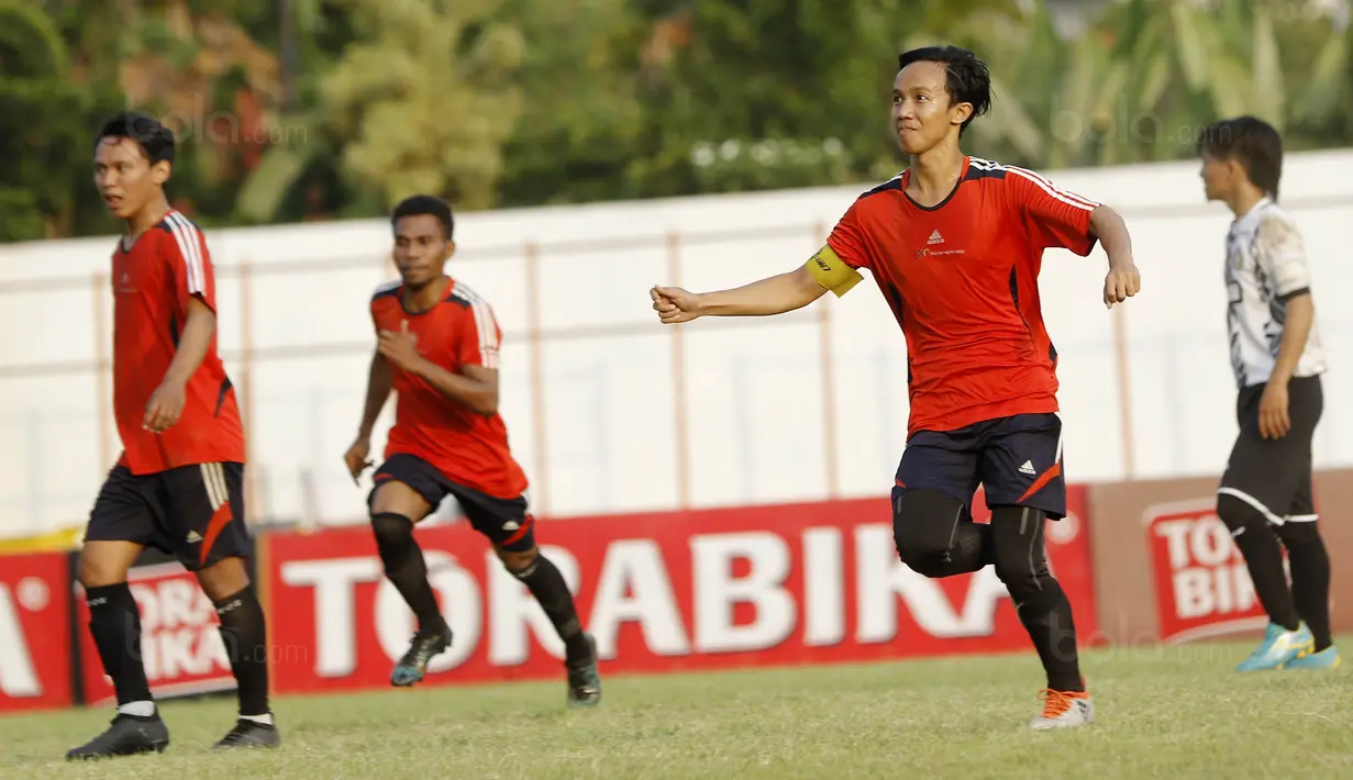 Pemain Universitas Negeri Malang (UM) melakukan selebrasi usai cetak gol ke gawang Politeknik Negeri Malang (Polinema) pada Torabika Campus Cup 2017 di Stadion UM, Malang, Rabu, (01/11/2017). UM menang 2-0 atas Polinema. (Bola.com/M Iqbal Ichsan)