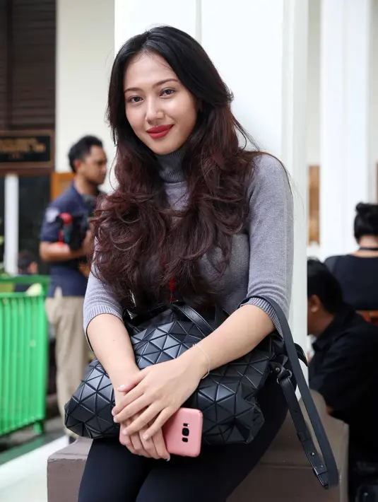 “Adik-adikku juga pernah. Apalagi adik aku yang kelas 3 SD dia di-bully di sekolahnya sampai aku harus nemenin sekolah selama sebulan. Dia juga sempat ganti nama juga di instagram,” kata Suci Patia. (Nurwahyunan/Bintang.com)