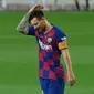 Striker Barcelona, Lionel Messi, tampak kecewa usai dikalahkan Osasuna pada laga lanjutan La Liga pekan ke-37 di Camp Nou, Jumat (17/7/2020) dini hari WIB. Barcelona kalah 1-2 atas Osasuna. (AFP/Lluis Gene)