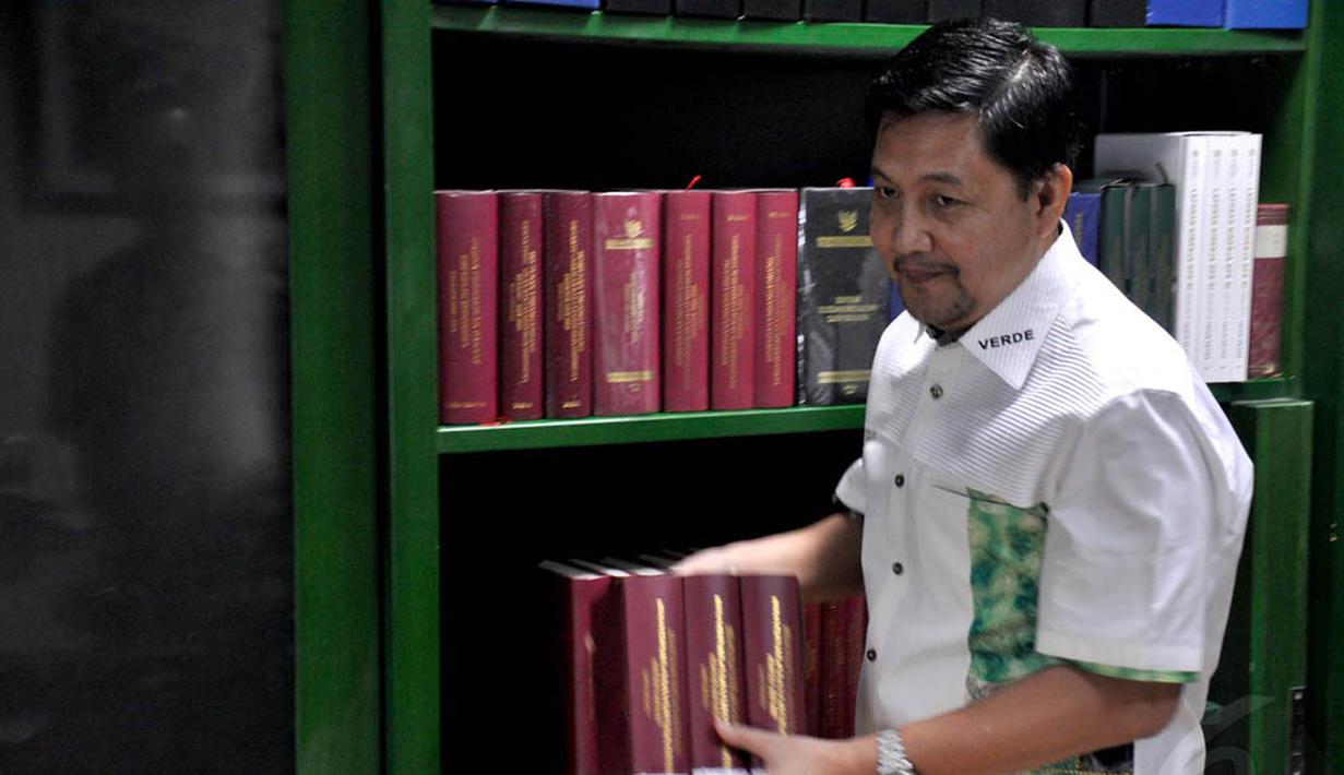Anggota Komisi III DPR RI dari Fraksi PPP, Ahmad Yani mengemasi barang-barangnya karena tidak terpilih lagi menjadi anggota DPR RI periode 2014-2019, Jakarta, (11/10/14). (Liputan6.com/Miftahul Hayat)