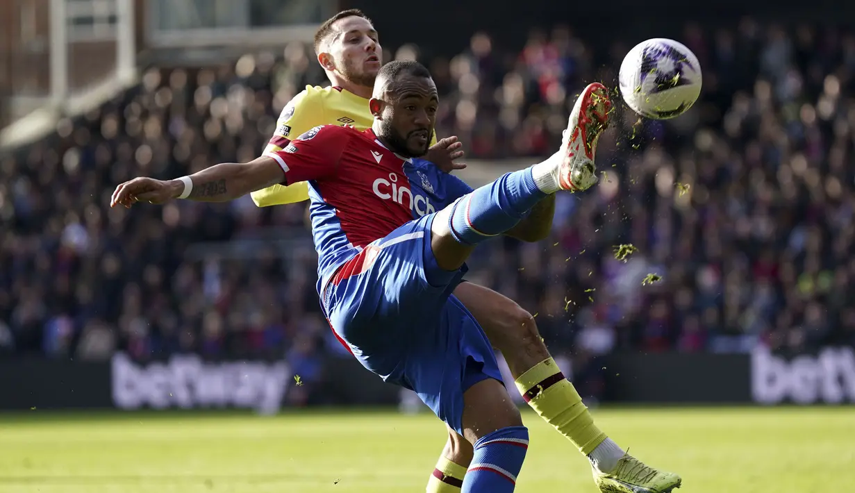 Striker Ghana yang membela Crystal Palace, Jordan Ayew sukses mencetak satu gol dan satu assist saat timnya menang 3-0 atas tamunya, Burnley (24/2/2024). Pemain yang didatangkan Crystal Palace dari Swansea sejak awal musim 2019/2020 ini total telah bermain dalam 26 laga di semua kompetisi musim ini dengan torehan 4 gol dan 7 assist. (PA via AP Photo/Bradley Collyer)