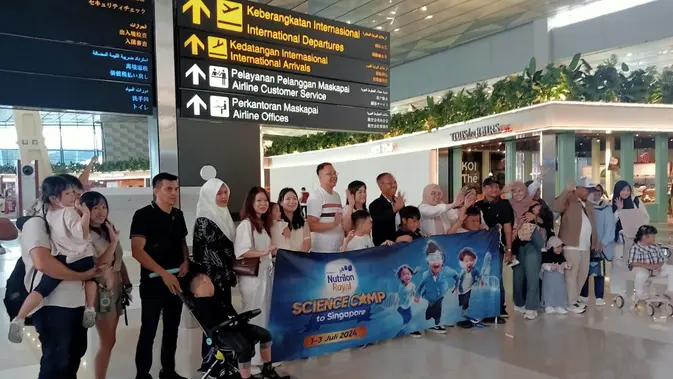 <p>10 keluarga terpilih program Nutrilon Royal Science Camp to Singapore di Bandara Soekarno-Hatta, Cengkareng, Senin (1/7/2024) (/Jonathan Pandapotan Purba)</p>