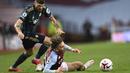 Gelandang Leeds United, Mateusz Klich, berebut bola dengan gelandang Aston Villa, Jack Grealish, pada laga lanjutan Liga Inggris di Villa Park, Sabtu (23/10/2020) dini hari WIB. Leeds United menang 3-0 atas Aston Villa. (AFP/Laurence Griffiths/pool)