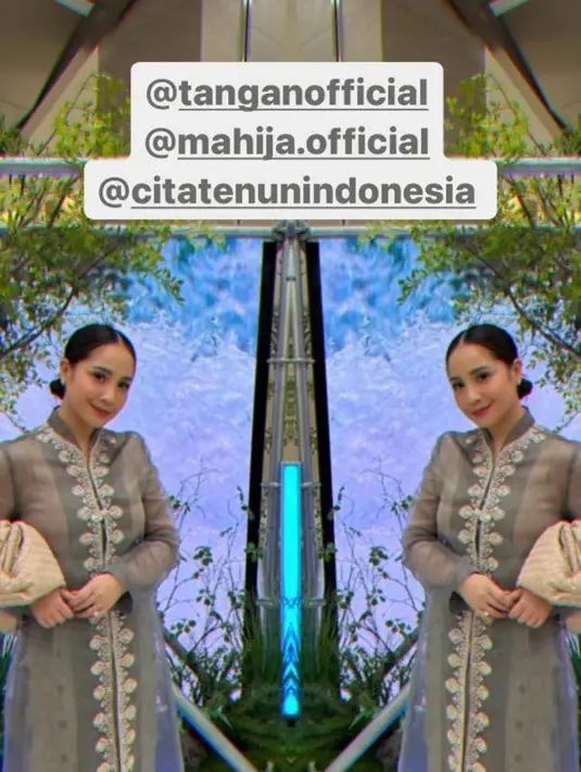 Sementara Nagita Slavina tampil dalam balutan long dress organza lansiran brand TANGAN, dipadu kain wastra dari Cita Tenun Indonesia, dan perhiasan dari Mahija. [Foto: IG/raffinagita1717].