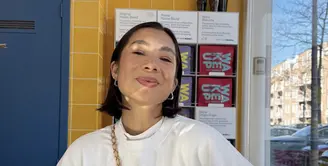 Jennifer Bachdim memiliki gaya fashion yang effortless chic. Ia banyak mengenakan attire yang menunjang kenyamanan. [Foto: Instagram/ Jennifer Bachdim]