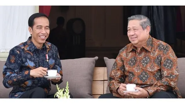 Presiden Jokowi dan SBY mengenakan baju batik