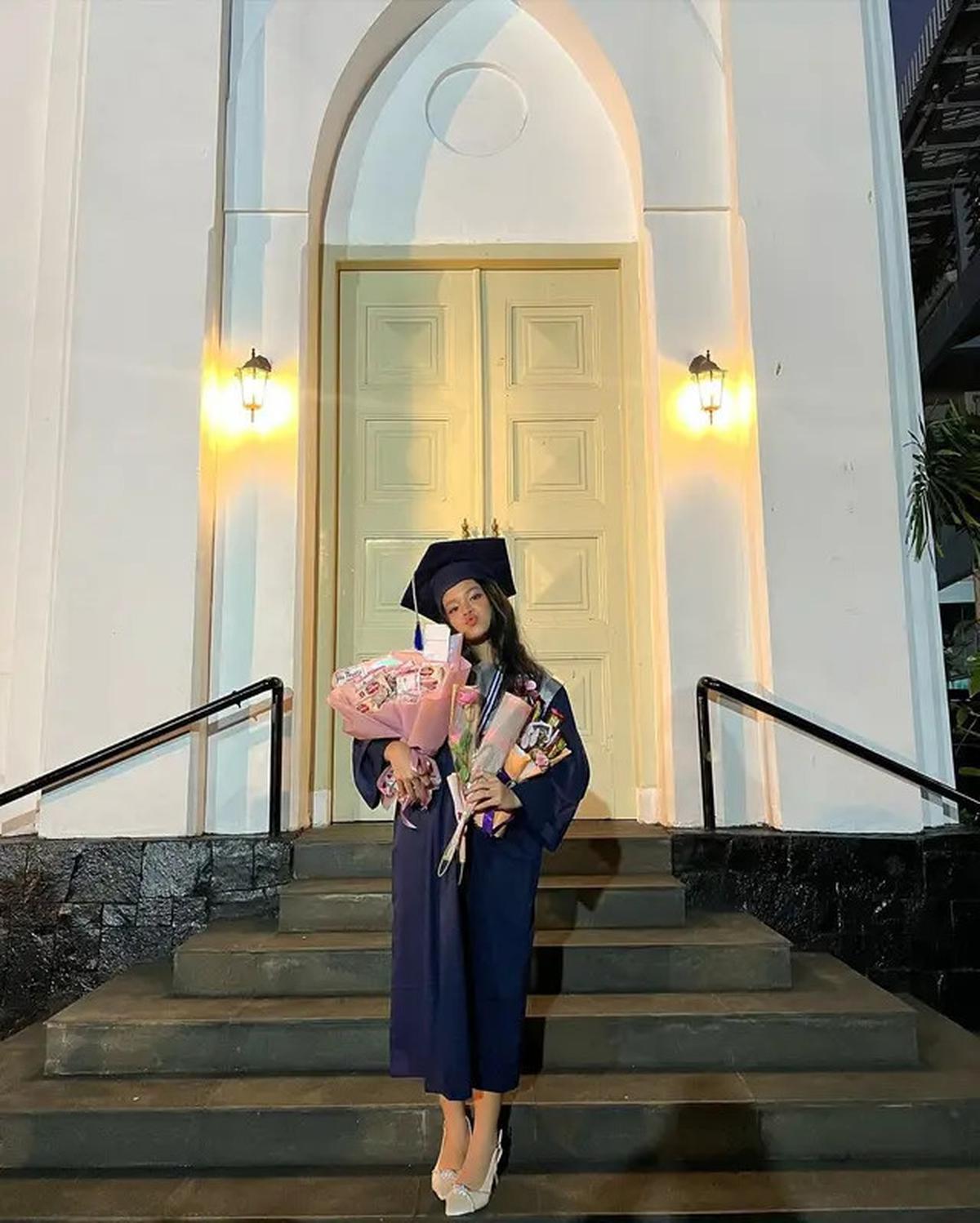 6 Potret Romaria Simbolon Adik Bastian Steel yang Sudah Lulus SMP, Bikin Pangling