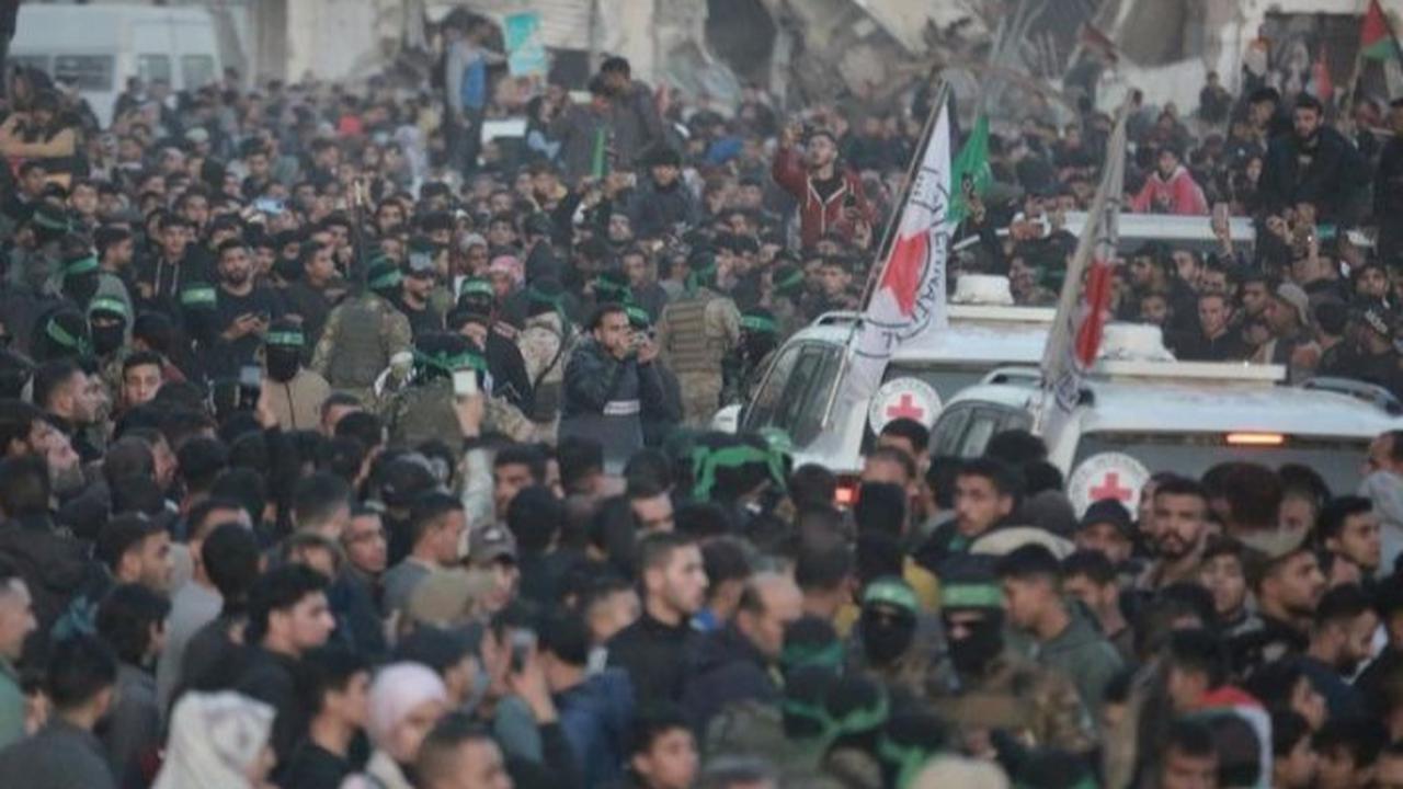 Ini Isi Cinderamata yang Diberikan Hamas ke 3 Sandera Israel, Dibebaskan dari Gaza Penuh Senyuman