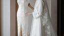 Terbuat dari bahan upcycle sutra satin ganda. Dihiasi dengan sulaman yang dikerjakan dengan tangan[@thebridestory]