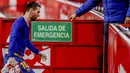 Striker Barcelona, Lionel Messi, meninggalkan lapangan usai ditaklukkan Sevilla pada laga leg pertama semifinal Copa del Rey di Estadio Ramon Sanchez Pizjuan, Kamis (11/2/2021). Barcelona tumbang dengan skor 2-0. (AP/Angel Fernandez)