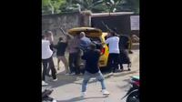 Viral bentrok antar-kelompok terjadi di kawasan Kemang, Jakarta Selatan pada Rabu (30/4/2025). Terpantau sejumlah orang yang terlibat bentrok membawa senjata laras panjang. (Foto: Akun X @thisisyudhis)