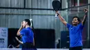 <p>Pasangan selebritas Indonesia, Tanta Ginting (kanan) dan Denalta Eunike merayakan kemenangan atas pasangan Emyr Razan dan Valerie Tifanka dalam laga final ganda campuran padel Turnamen Olahraga Selebriti Indonesia (TOSI) Season 4 di GOR UNJ, Rawamangun, Minggu (09/11/2025). (Bola.com/Bagaskara Lazuardi)</p>