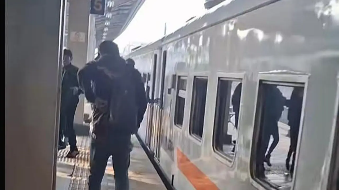 Viral video penumpang Kereta Api Lokal Walahar yang turun saat kereta masih dalam keadaan bergerak di Stasiun Cikarang.