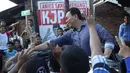 Cagub DKI Jakarta Basuki T Purnama (Ahok) bersalaman dengan warga saat kampanye blusukan di kawasan Koja, Jakarta, Jumat (24/3). Ahok mengunjungi warga lansia yang sedang sakit dan menawarkan untuk menunaikan ibadah haji. (Liputan6.com/Gempur M Surya)