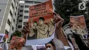 Sejumlah Guru Pendidikan Agama Islam (GPAI) melakukan aksi damai di depan gedung Kementerian Agama, Jakarta, Selasa (15/7/2025). (Liputan6.com/Herman Zakharia)