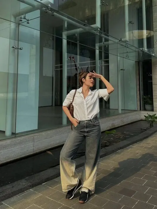 Pemilihan kemeja dan long pants jeans juga bisa kamu jadikan inspirasi untuk pergi ke kantor. Penampilanmu semakin terlihat santai dengan memakai sneakers [instagram/raisa6690]