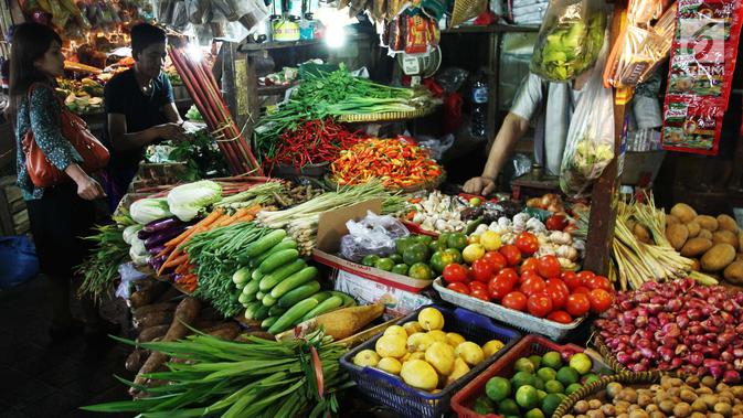 Pembeli membeli sayuran di pasar, Jakarta, Jumat (6/10). (Liputan6.com/Angga Yuniar)