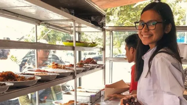 Indah Permatasari di warteg (Instagram/nstagram/indahpermatas)