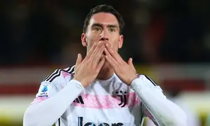 Penyerang Juventus Dusan Vlahovic melakukan selebrasi setelah mencetak gol pertama untuk timnya saat pertandingan sepak bola Serie A Italia melawan US Lecce di Stadion Via Del Mare, Lecce pada 21 Januari 2024. (CARLO HERMANN/AFP)