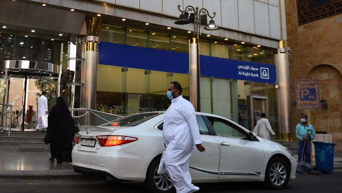 Orang-orang memasuki gedung di kota Jeddah, Arab Saudi pada Rabu (11/11/2020). Ledakan terjadi di sebuah pemakaman di Jeddah, ketika para pejabat Amerika dan Eropa tengah memperingati akhir Perang Dunia I. (AFP)