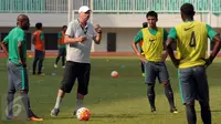 Pelatih kepala Timnas Indonesia, Alfred Riedl (kedua kiri) memberi arahan saat latihan seleksi di Stadion Pakansari, Kab Bogor, Selasa (9/8). Indonesia bakal berlaga di AFF Cup 2016, 19 November-17 Desember. (Liputan6.com/Helmi Fithriansyah)