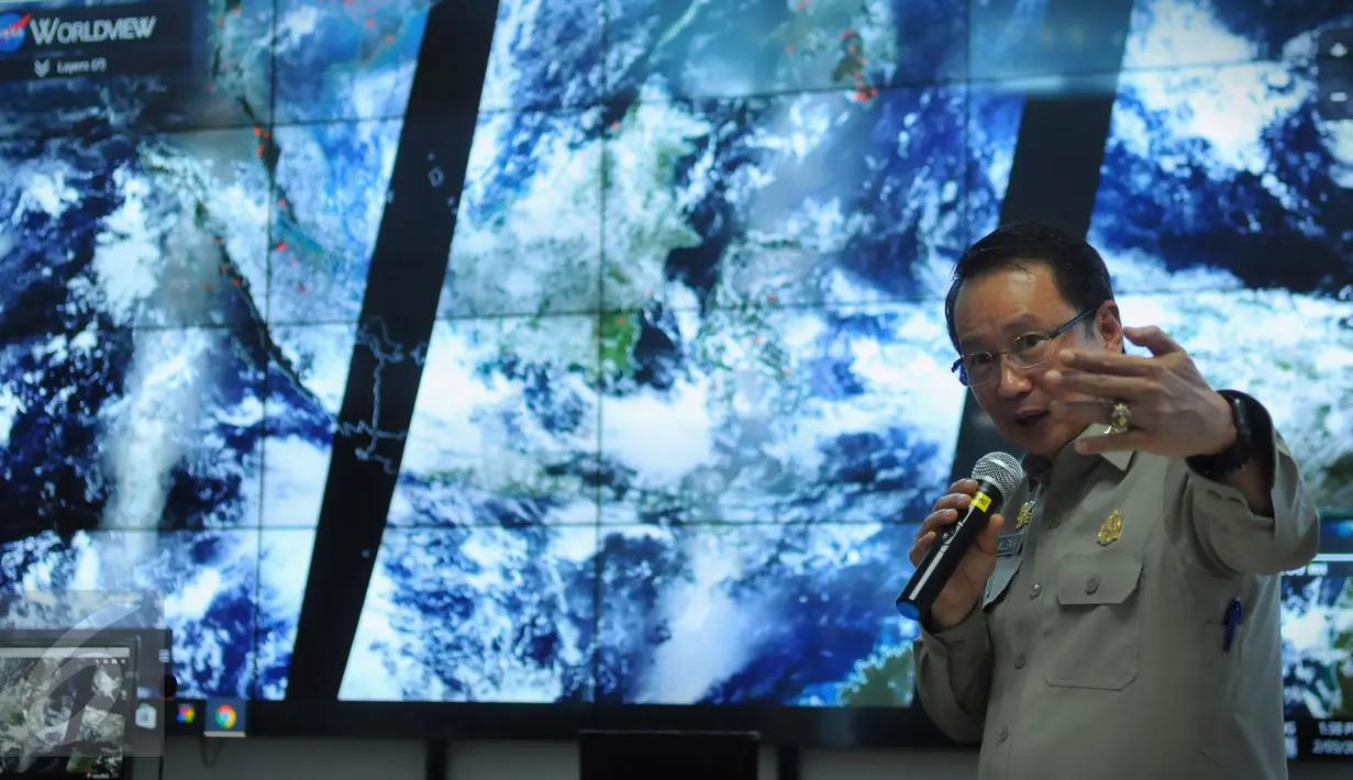 Kepala BNPB, Willem Rampangilei memberikan keterangan terkait gempa 5,2 SR yang mengguncang Malang, Jawa Timur, pukul 13.09 WIB, di Jakarta, Rabu (3/2). (Liputan6.com/Faisal R Syam)