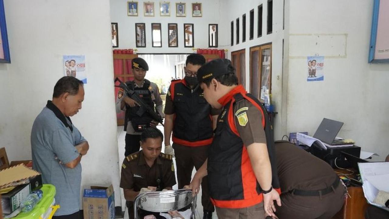 Kejari Flores Timur Sita Ribuan Barang Bukti, Usut Dugaan Korupsi BKPSDMD Flores Timur Tahun Anggaran 2023-2025