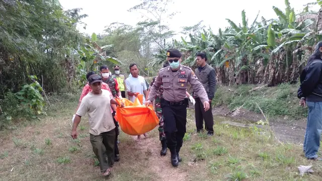 Polisi dan petugas kesehatan mengevakuasi jenazah wanita nyaris tanpa busana di Plarangan, Karanganyar, Kebumen. (Foto: Liputan6.com/Muhamad Ridlo)
