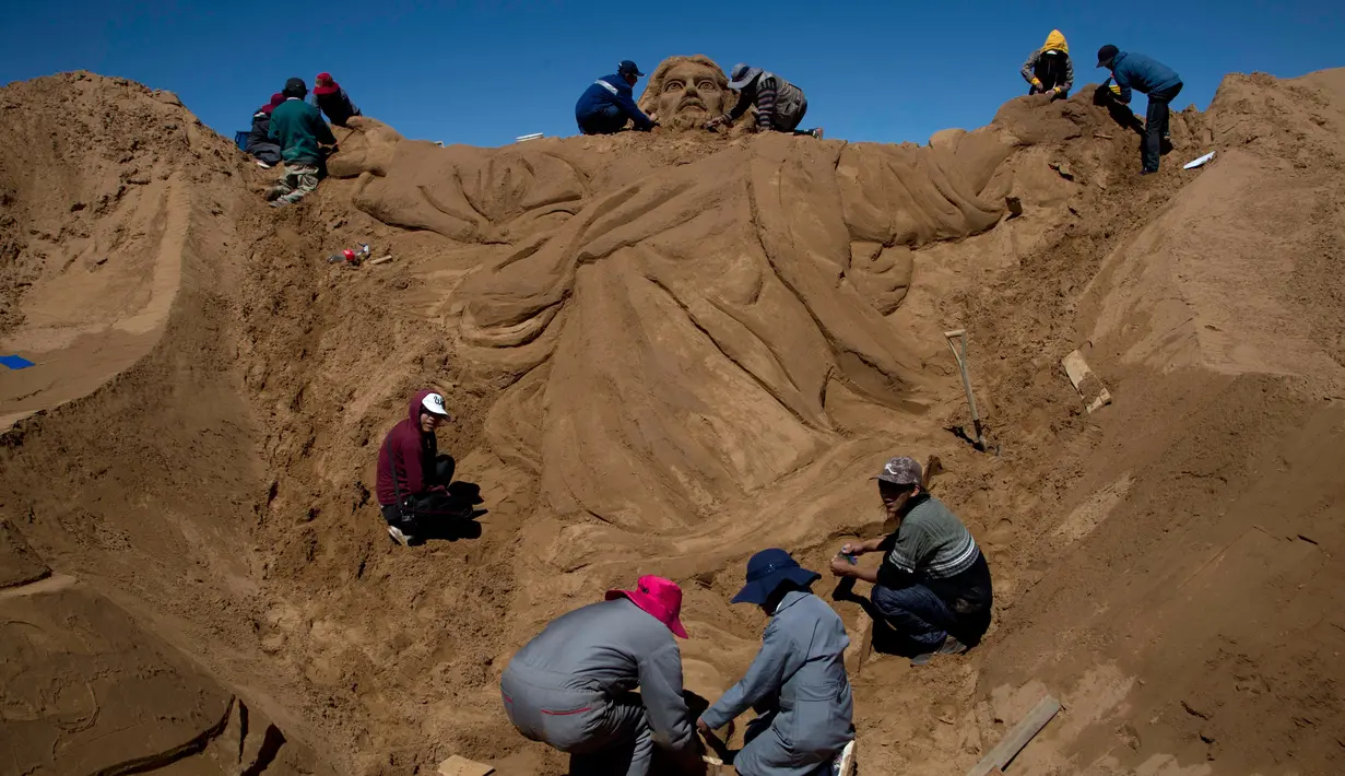 Sebuah ukiran pasir yang bergambarkan Yesus Kristus saat berlangsungnya perayaan Pekan Suci Paskah di Arenal de Cochiraya, Bolivia, Jumat (14/4). Dua ratus seniman berkumpul untuk membuat ukiran Yesus saat acara tersebut. (AP Photo / Juan Karita)