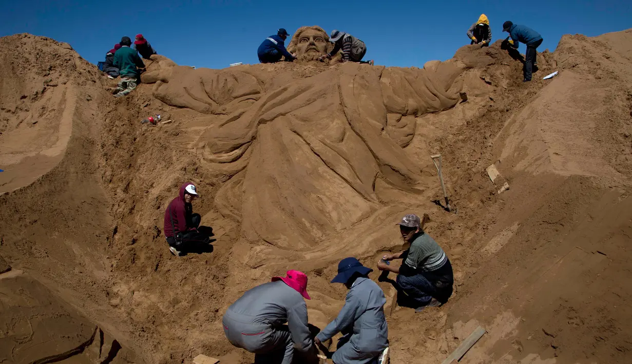 Sebuah ukiran pasir yang bergambarkan Yesus Kristus saat berlangsungnya perayaan Pekan Suci Paskah di Arenal de Cochiraya, Bolivia, Jumat (14/4). Dua ratus seniman berkumpul untuk membuat ukiran Yesus saat acara tersebut. (AP Photo / Juan Karita)
