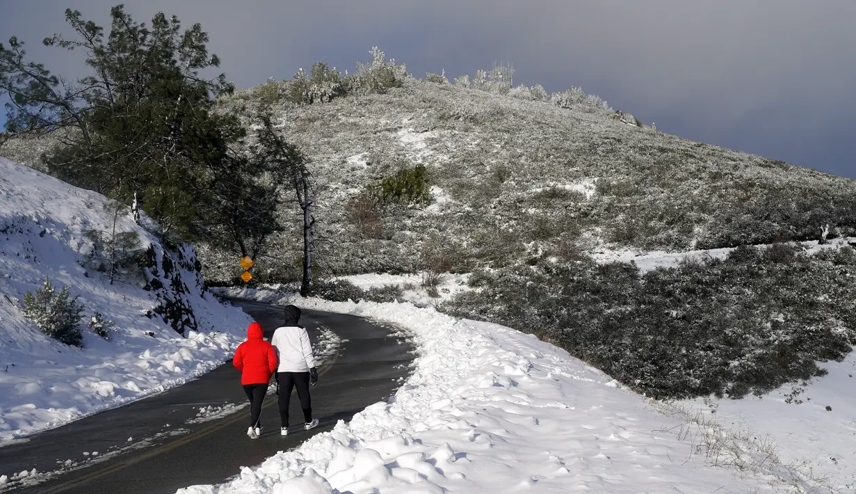 Orang-orang berjalan di Summit Road saat mengunjungi Mount Diablo State Park di Walnut Creek, California, Amerika Serikat, 27 Februari 2023. Di California, Layanan Cuaca Nasional mengatakan serangkaian sistem badai musim dingin akan terus bergerak ke negara bagian itu setelah warga beristirahat sejenak dari cuaca buruk. (AP Photo/Godofredo A. Vásquez)