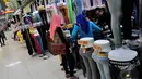 Di kawasan Blok M aktivitas sejumlah pedagang telah dimulai kembali usai libur Lebaran, Jakarta, Jumat (1/8/14). (Liputan6.com/Faizal Fanani)