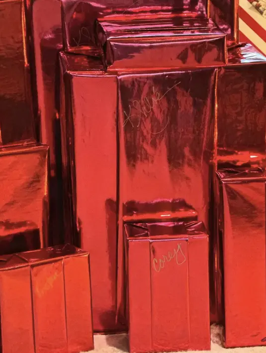 Sedangkan Kris Jenner hadirkan hadiah yang glamor dengan warna merah yang glamor.  [Foto: Instagram/ Kim Kardashian]