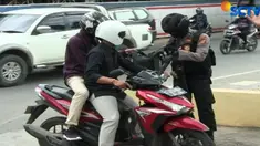 Seluruh pengunjung pun diminta memperlihatkan barang bawaan mereka sebelum masuk area Mapolda.