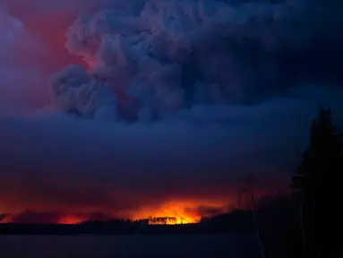 Sebuah api besar terlihat saat kebakaran hutan di wilayah Fort McMurray, Alberta, Kanada, 4 Mei 2016. Sekitar 80 ribu warga Kanada terpaksa dievakuasi Akibat kebakaran dahsyat ini. (Chris Schwarz/Government of Alberta/ REUTERS)