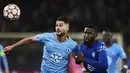 Gelandang Malmo, Erdal Rakip berebut bola dengan bek Chelsea, Antonio Rudiger pada matchday keempat Grup H Liga Champions di Eleda Stadion, Rabu (3/11/2021) dini hari WIB. Hakim Ziyech membawa Chelsea menang dengan skor tipis 1-0 atas Malmo. (Andreas Hillergren/TT News Agency via AP)