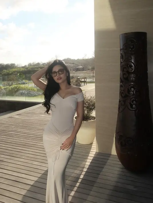 Dress dengan siluet yang memeluk tubuh dengan sempurna  memberikan efek jenjang pada tampilan Rachel Vennya. [Foto: instagram/ Rachel Vennya]