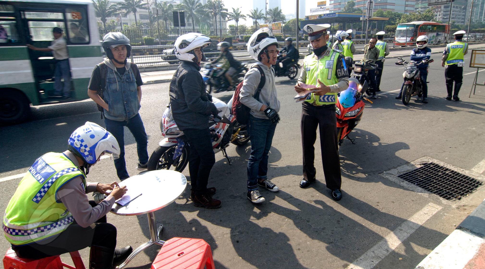 Top3 Tips Hindari Tilang Polisi Dan Vespa Bermasalah Otomotif