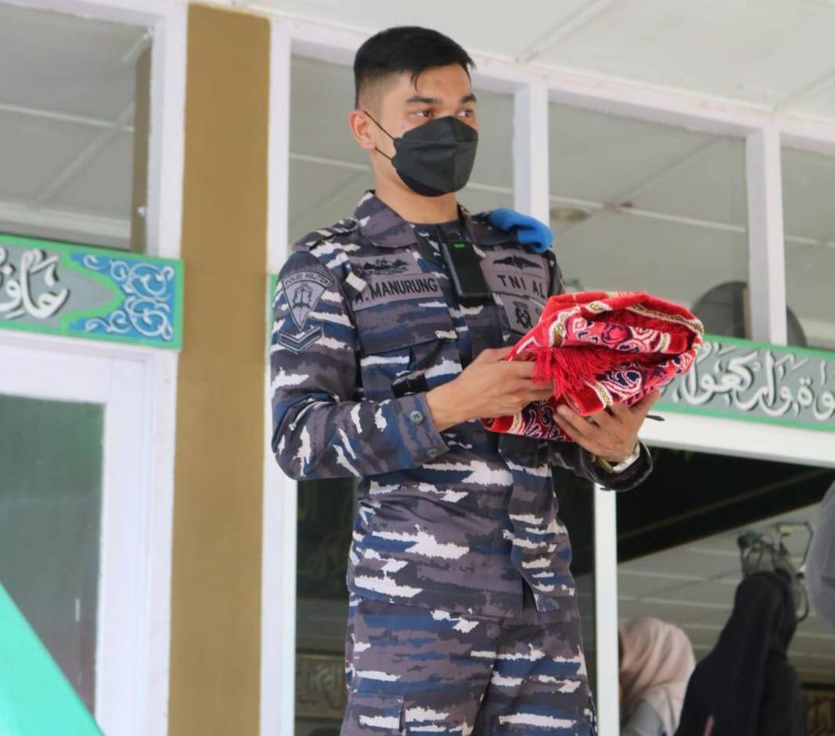 Dari seragamnya, diketahui pria pemilik akun @bujanganal ini berprofesi sebagai seorang TNI Angkatan Laut.