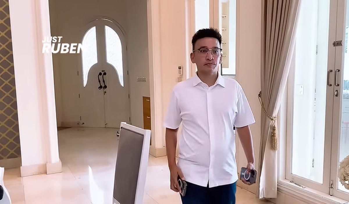Model Taman di Rumah Ruben Onsu, Asri dengan Kolam Renang Biru