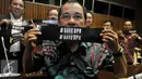Anggota DPR yang juga Anggota MKD Akbar Faisal menunjukan Pita Hitam bertuliskan "Save DPR" dan mendeklarasikan untuk menyelamatkan Kehormatan DPR, meminta Setya Novanto Turun Dari Jabatannya, Jakarta, Selasa (15/12). (Liputan6.com/Johan Tallo)